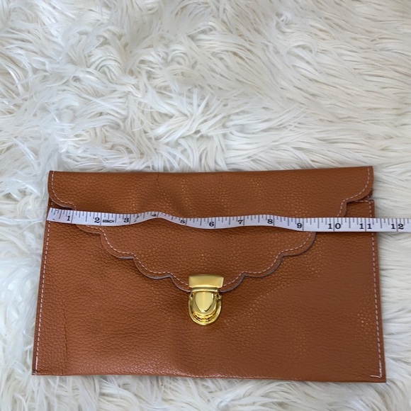 NWT Camel tan Crossbody Clutch scalloped gold hardware envelope purse handbag - Picture 16 of 16